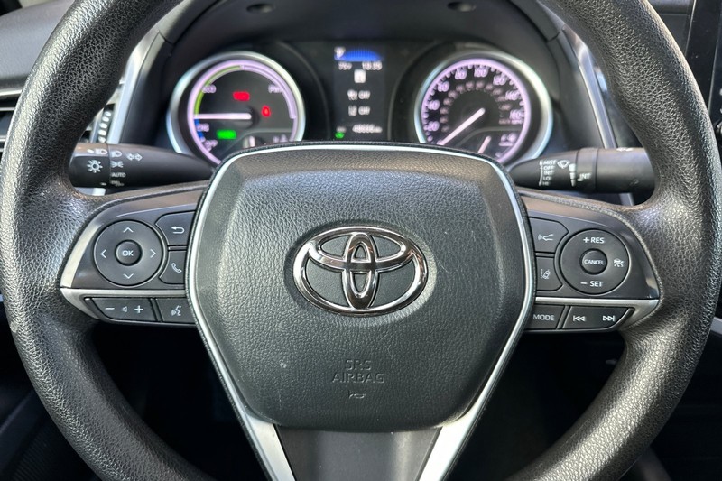 Toyota Camry Vehicle Full-screen Gallery Image 34
