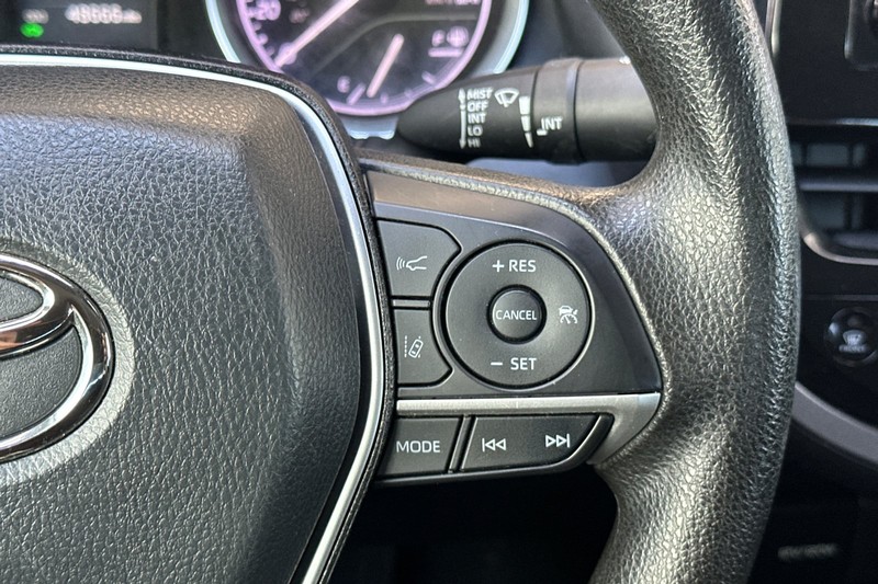 Toyota Camry Vehicle Full-screen Gallery Image 37