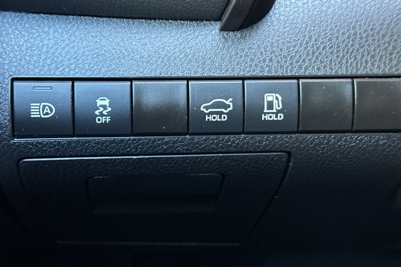 Toyota Camry Vehicle Full-screen Gallery Image 41