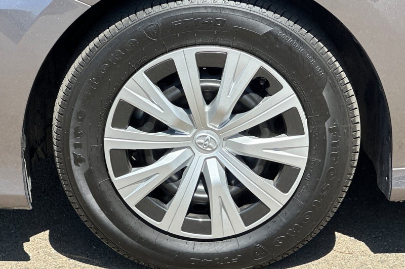 Toyota Camry Vehicle Full-screen Gallery Image 42