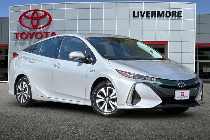 Toyota Prius Prime Vehicle Full-screen Gallery Image 02