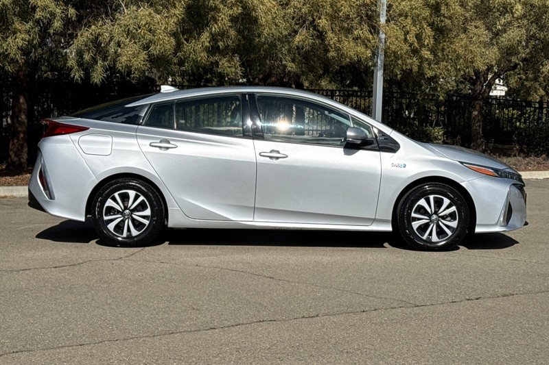Toyota Prius Prime Vehicle Full-screen Gallery Image 03