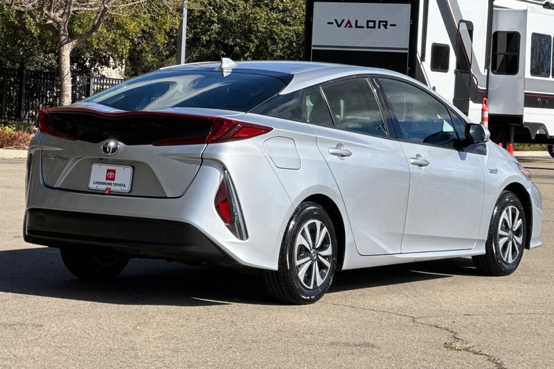 Toyota Prius Prime Vehicle Full-screen Gallery Image 04