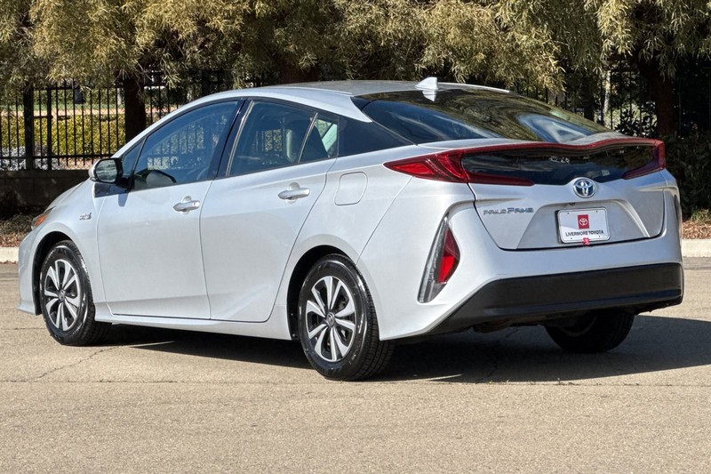 Toyota Prius Prime Vehicle Full-screen Gallery Image 06