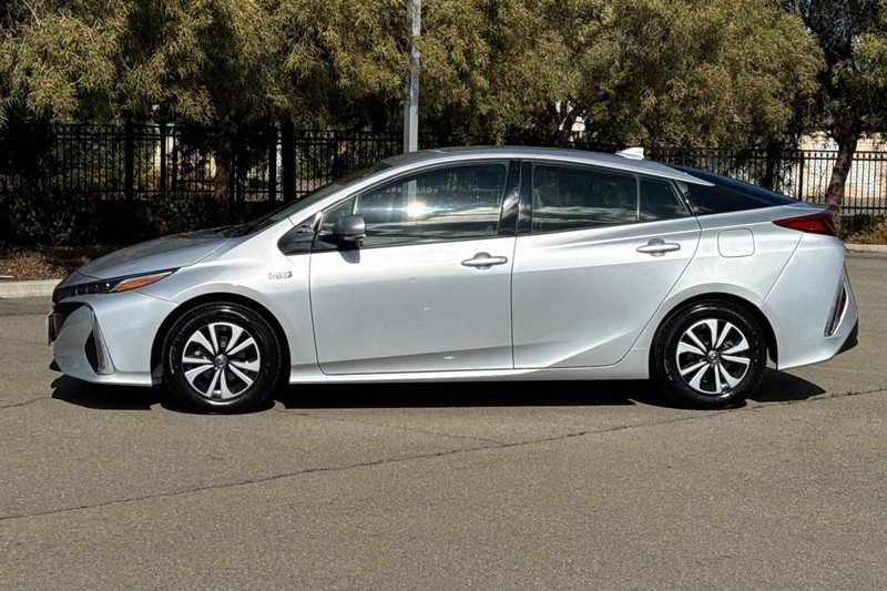 Toyota Prius Prime Vehicle Full-screen Gallery Image 07