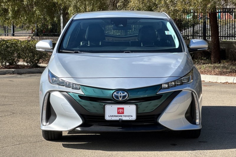 Toyota Prius Prime Vehicle Full-screen Gallery Image 09