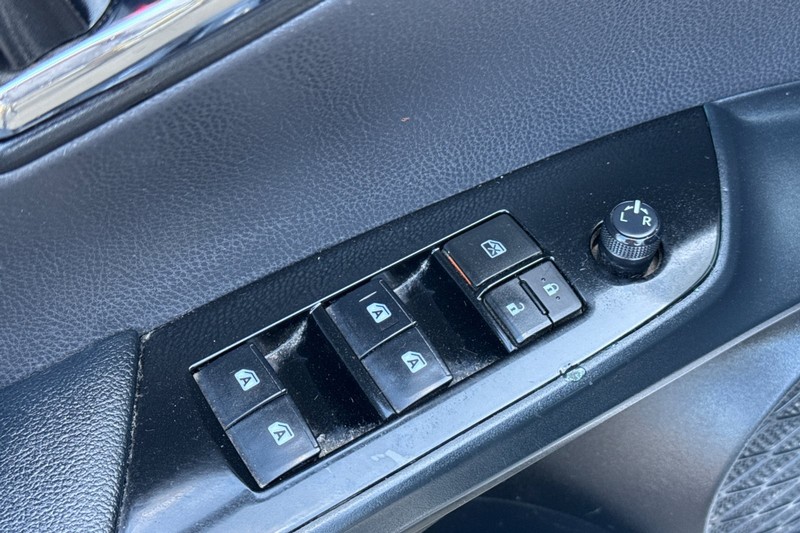 Toyota Prius Prime Vehicle Full-screen Gallery Image 12