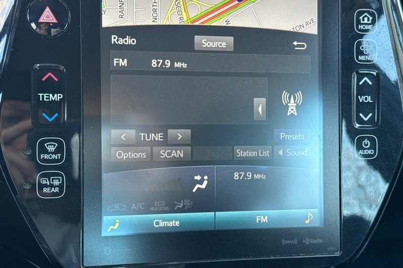 Toyota Prius Prime Vehicle Full-screen Gallery Image 26