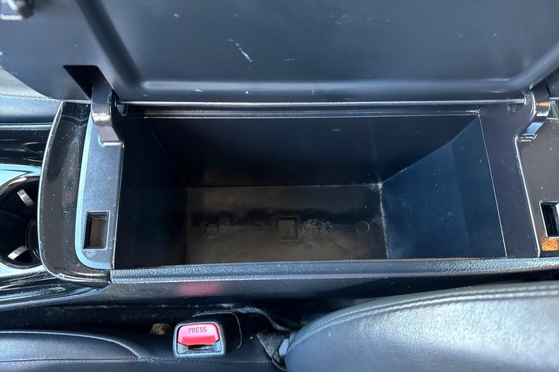 Toyota Prius Prime Vehicle Full-screen Gallery Image 32