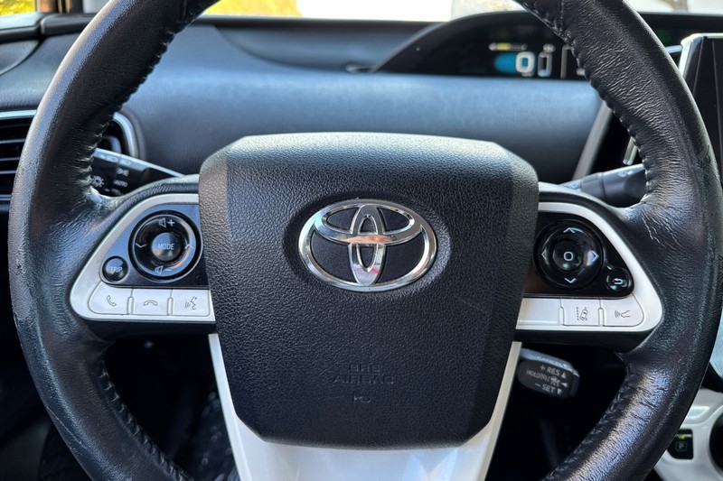 Toyota Prius Prime Vehicle Full-screen Gallery Image 35