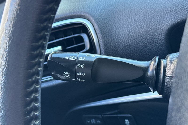 Toyota Prius Prime Vehicle Full-screen Gallery Image 37