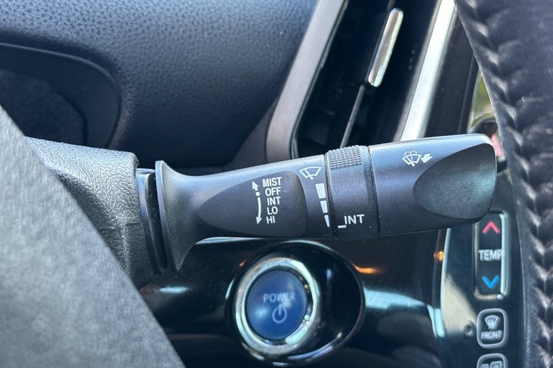 Toyota Prius Prime Vehicle Full-screen Gallery Image 39