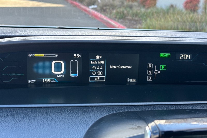 Toyota Prius Prime Vehicle Full-screen Gallery Image 40
