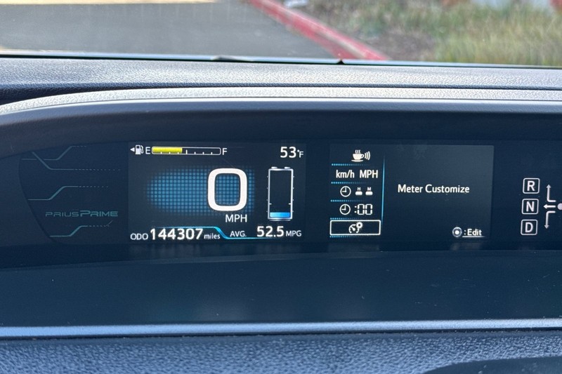 Toyota Prius Prime Vehicle Full-screen Gallery Image 41