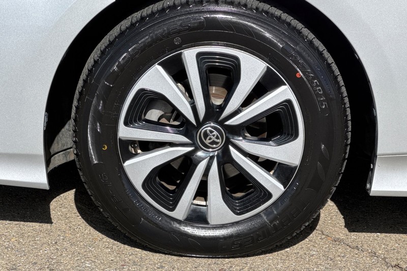Toyota Prius Prime Vehicle Full-screen Gallery Image 46