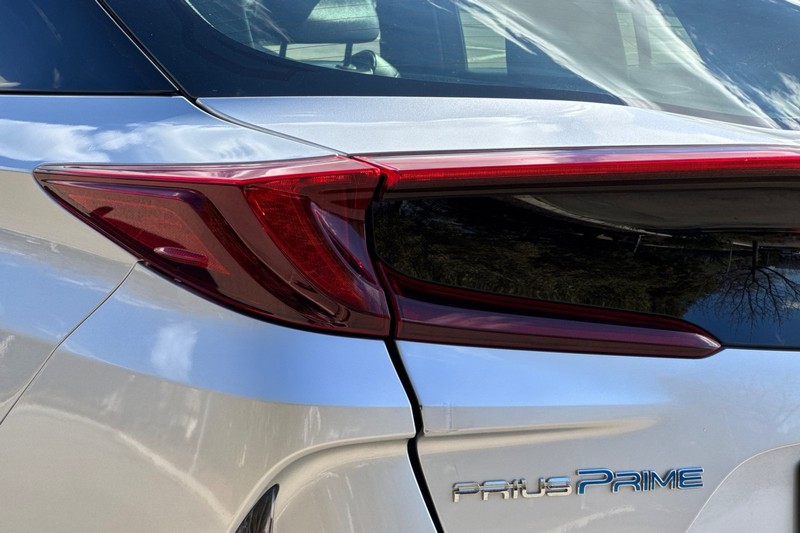 Toyota Prius Prime Vehicle Full-screen Gallery Image 49