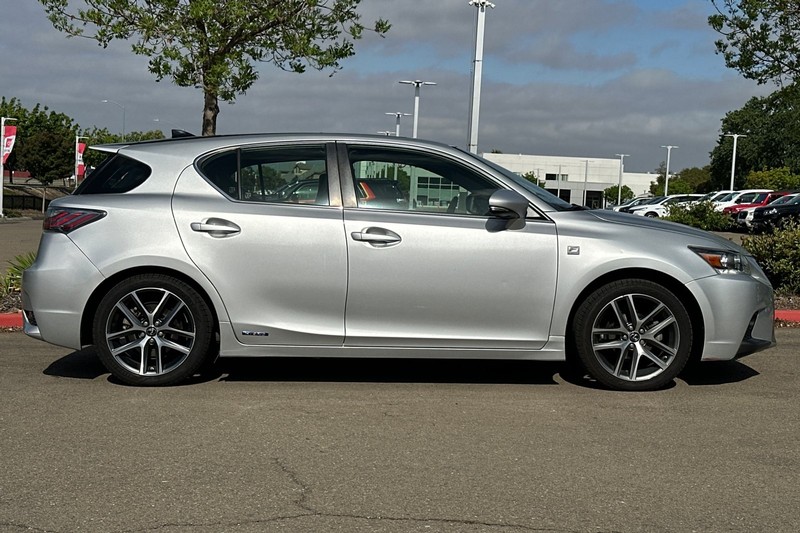 Lexus CT 200h Vehicle Full-screen Gallery Image 03