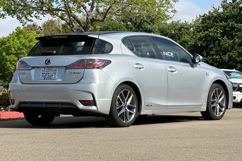 Lexus CT 200h Vehicle Full-screen Gallery Image 04