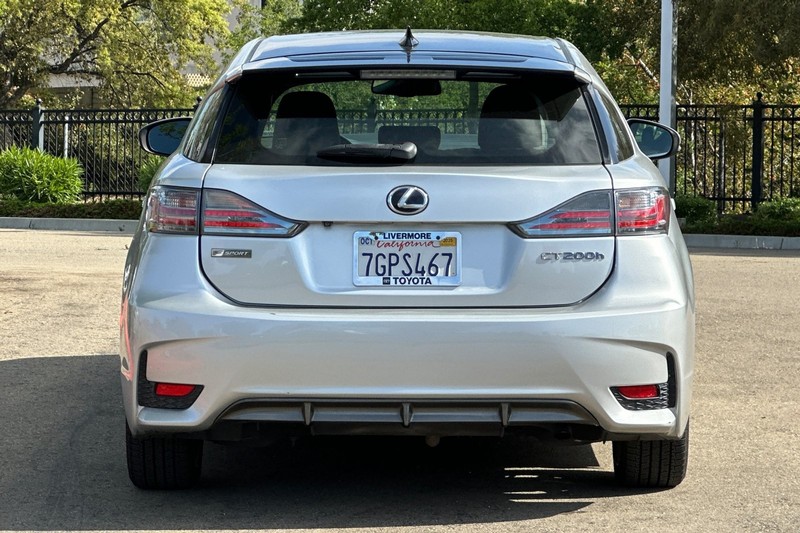 Lexus CT 200h Vehicle Full-screen Gallery Image 05