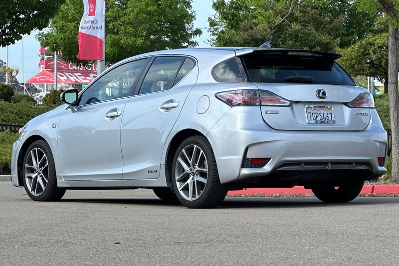 Lexus CT 200h Vehicle Full-screen Gallery Image 06