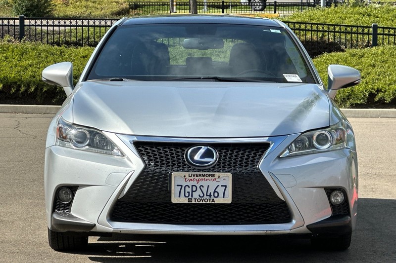 Lexus CT 200h Vehicle Full-screen Gallery Image 09