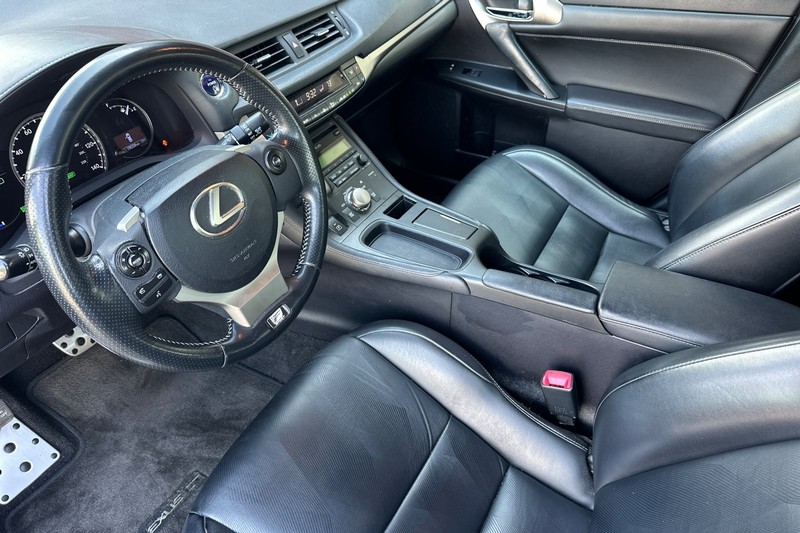 Lexus CT 200h Vehicle Full-screen Gallery Image 10