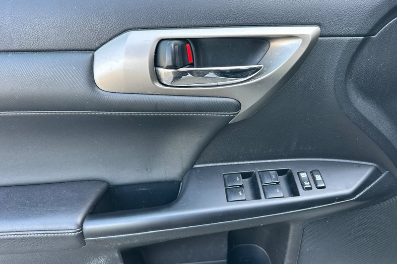 Lexus CT 200h Vehicle Full-screen Gallery Image 11