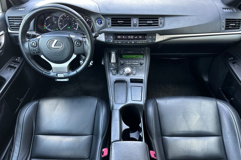 Lexus CT 200h Vehicle Full-screen Gallery Image 14