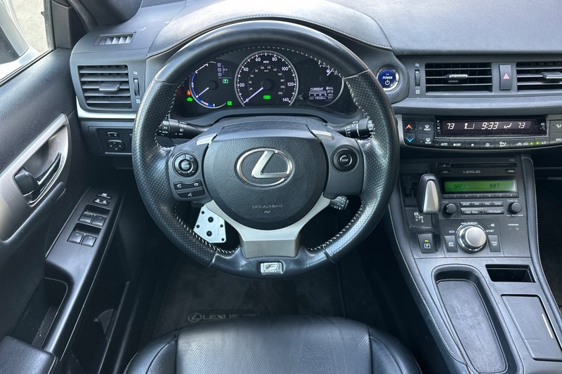 Lexus CT 200h Vehicle Full-screen Gallery Image 15