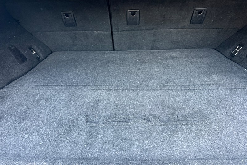 Lexus CT 200h Vehicle Full-screen Gallery Image 16