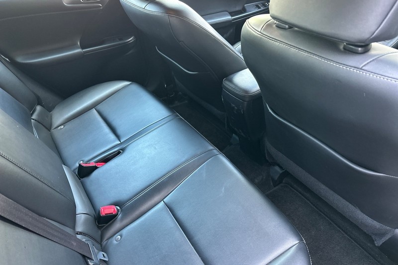 Lexus CT 200h Vehicle Full-screen Gallery Image 17