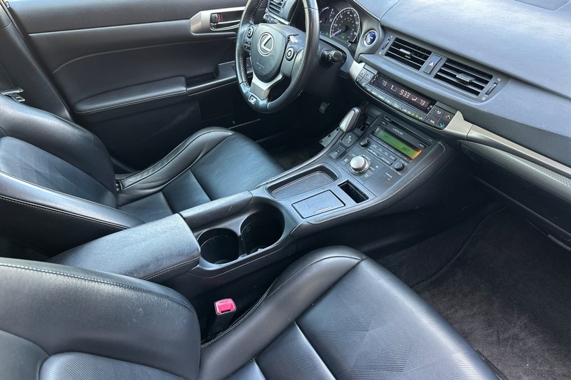 Lexus CT 200h Vehicle Full-screen Gallery Image 18