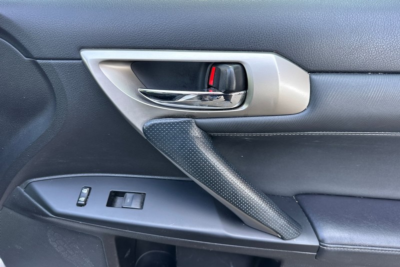 Lexus CT 200h Vehicle Full-screen Gallery Image 20