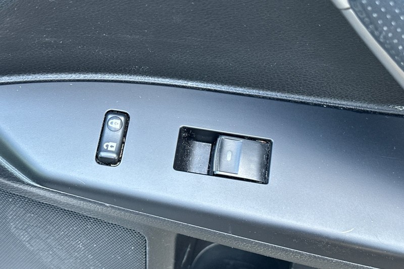 Lexus CT 200h Vehicle Full-screen Gallery Image 21