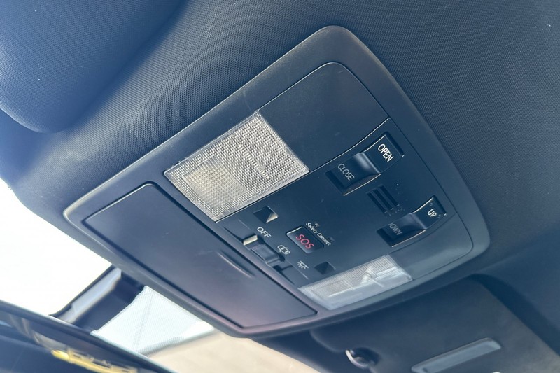 Lexus CT 200h Vehicle Full-screen Gallery Image 23