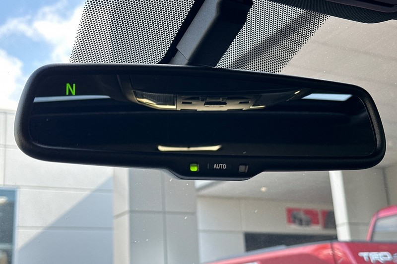 Lexus CT 200h Vehicle Full-screen Gallery Image 24