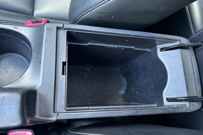 Lexus CT 200h Vehicle Full-screen Gallery Image 30