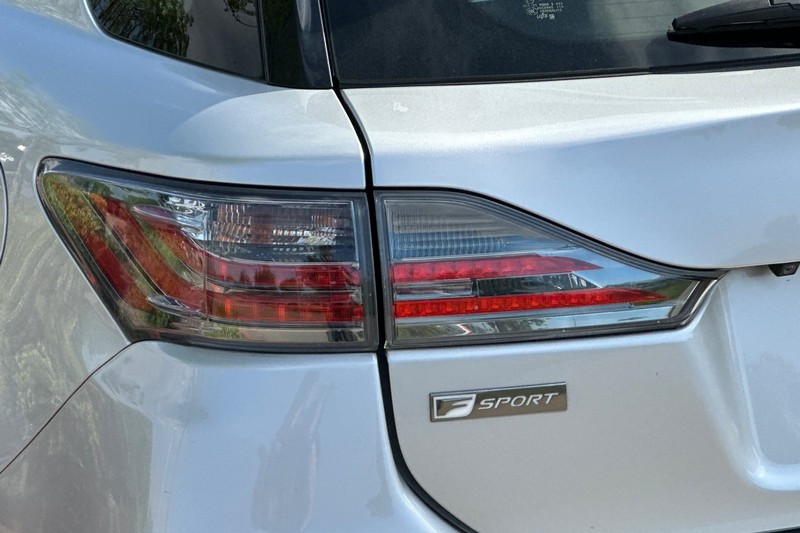 Lexus CT 200h Vehicle Full-screen Gallery Image 44