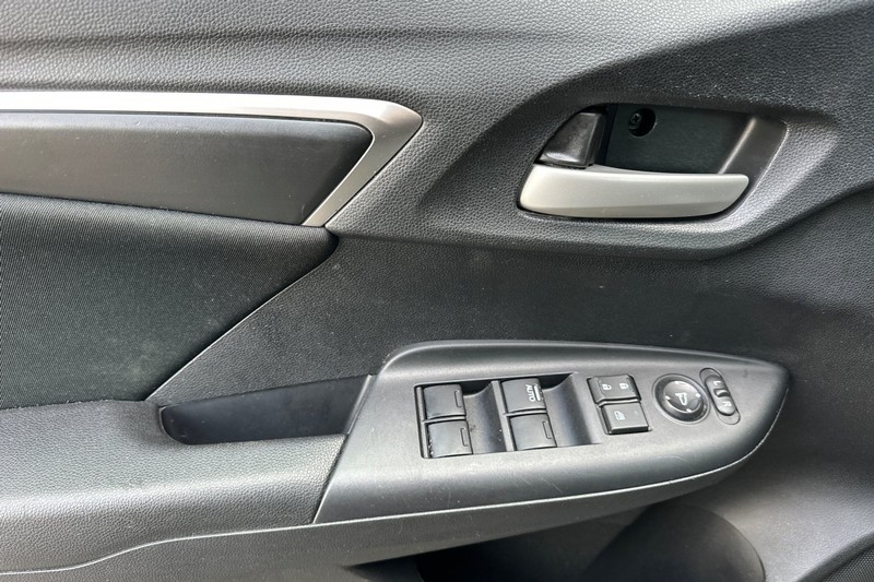 Honda Fit Vehicle Full-screen Gallery Image 11