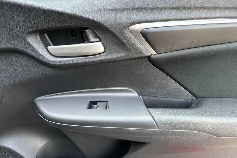 Honda Fit Vehicle Full-screen Gallery Image 21