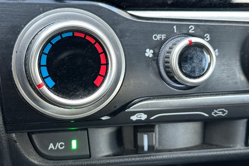 Honda Fit Vehicle Full-screen Gallery Image 29