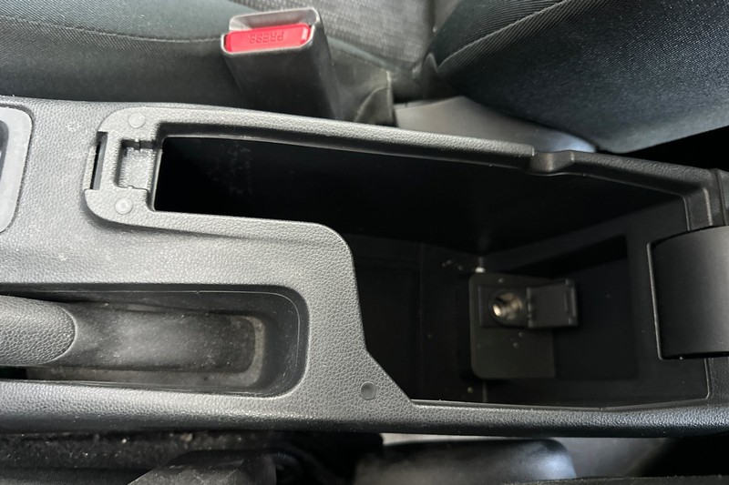 Honda Fit Vehicle Full-screen Gallery Image 32