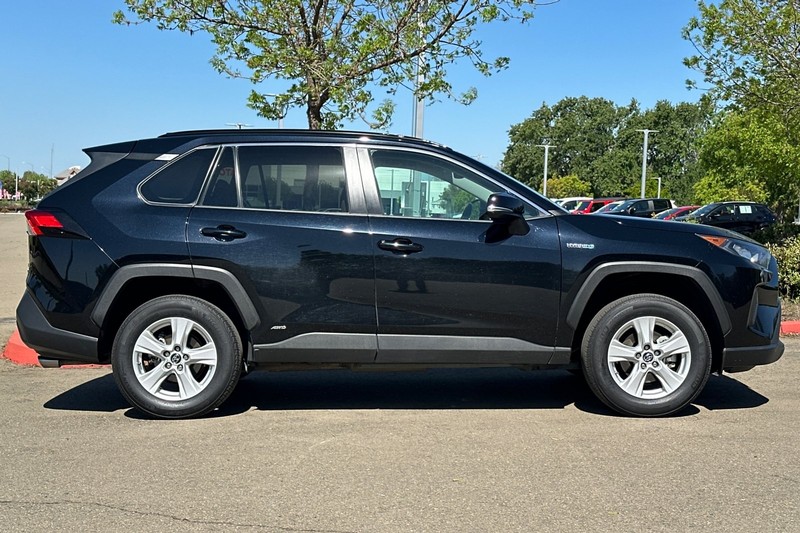 Toyota RAV4 Hybrid Vehicle Full-screen Gallery Image 03