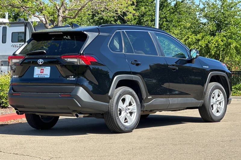 Toyota RAV4 Hybrid Vehicle Full-screen Gallery Image 04