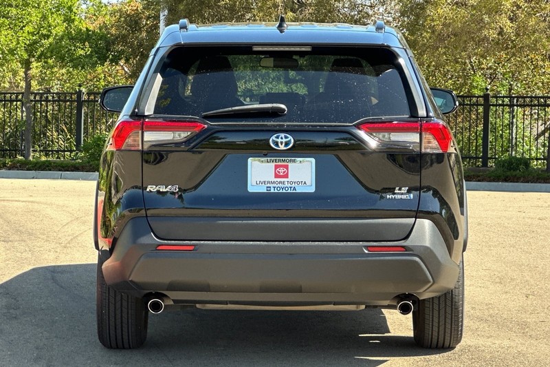 Toyota RAV4 Hybrid Vehicle Full-screen Gallery Image 05