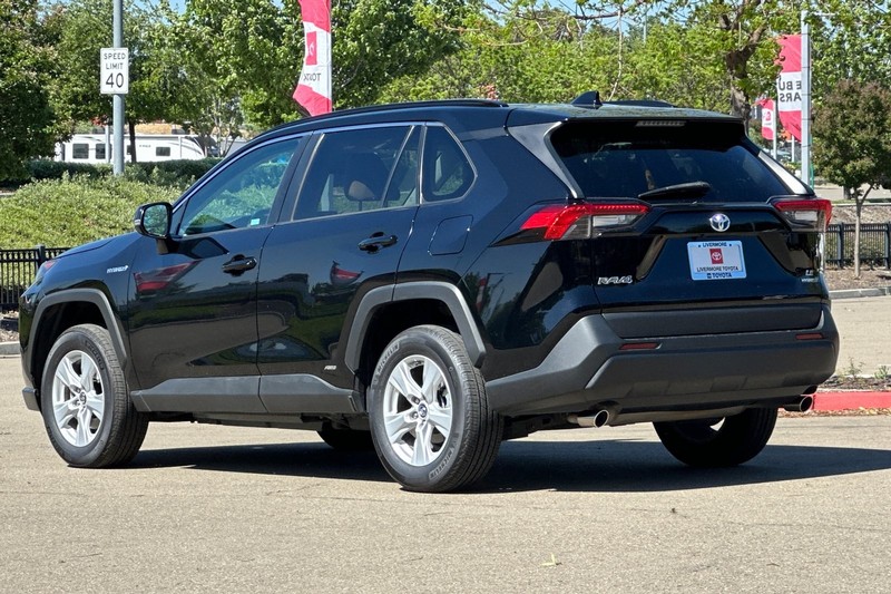 Toyota RAV4 Hybrid Vehicle Full-screen Gallery Image 06