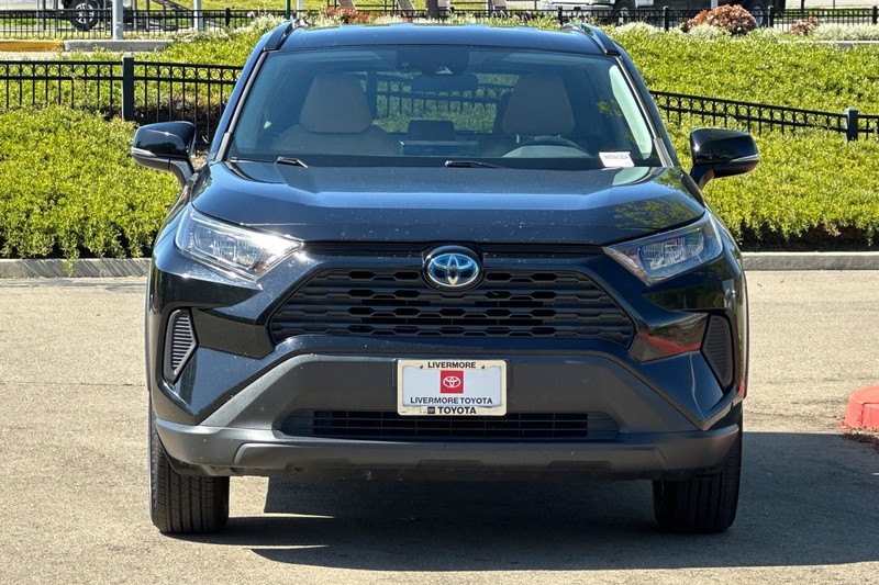 Toyota RAV4 Hybrid Vehicle Full-screen Gallery Image 09