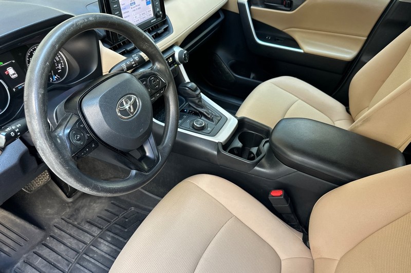 Toyota RAV4 Hybrid Vehicle Full-screen Gallery Image 10