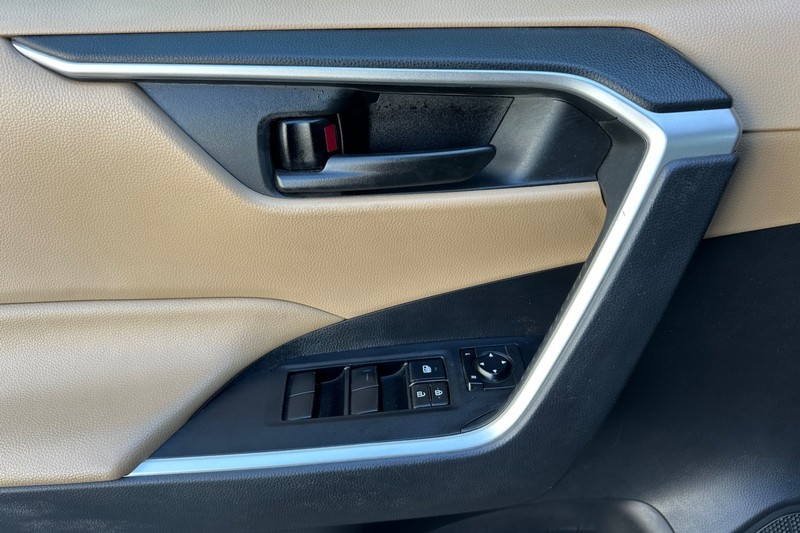 Toyota RAV4 Hybrid Vehicle Full-screen Gallery Image 11