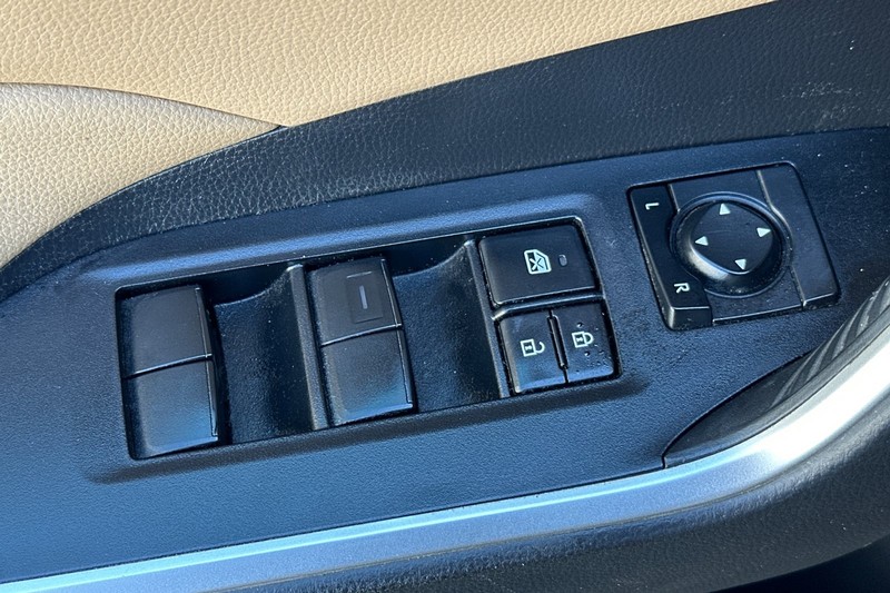 Toyota RAV4 Hybrid Vehicle Full-screen Gallery Image 12